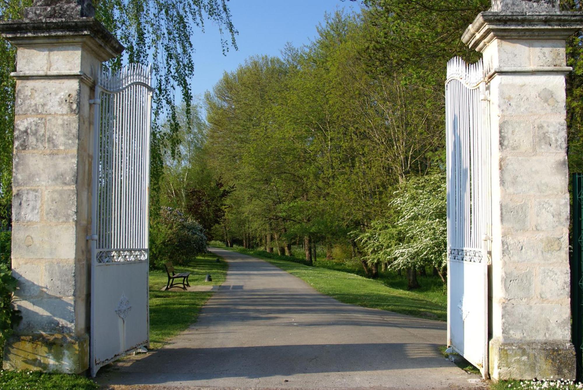 CHAMBRE D'HOTES Les Volets Bleus - VILLA L'OLIVIER côté mer Vaux-sur-Mer Exterior foto